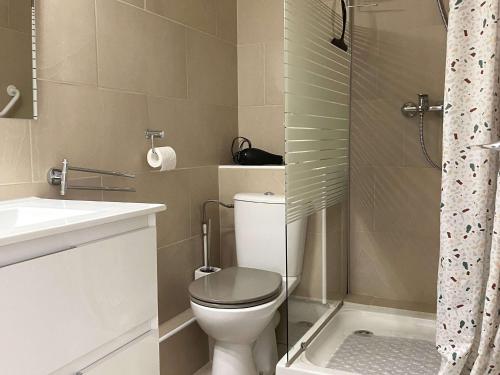 une salle de bain avec toilettes, lavabo et douche dans l'établissement Studio vue parc avec climatisation - FR-1-553-305, à Balaruc-les-Bains