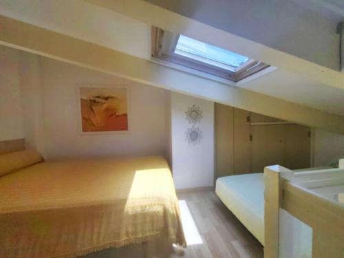 - une chambre avec un lit en mezzanine et une lucarne dans l'établissement T2 Climatisé avec Piscine et Parking, Cap d'Agde, près de la plage - FR-1-607-226, au Cap d'Agde