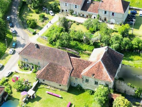 an aerial view of a large house with roofs at Gîte paisible dans forêts avec vélos et randonnées, animaux admis - FR-1-583-503 in Montigny-les Cherlieux