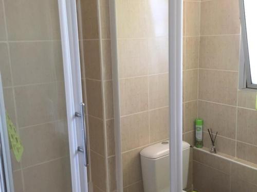 une salle de bain avec une douche avec des toilettes et un lavabo dans l'établissement Appartement sur la plage pour 4 personnes avec parking - FR-1-837-5, à Argelès-sur-Mer