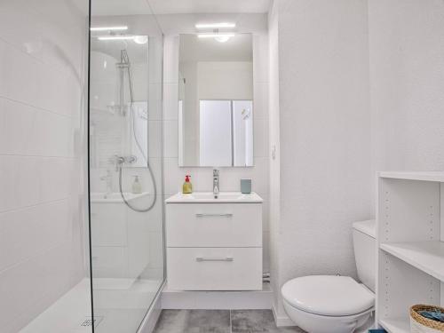 une salle de bain blanche avec douche et toilettes dans l'établissement Studio moderne proche plage avec WiFi à Dives-sur-Mer - FR-1-788-84, à Dives-sur-Mer