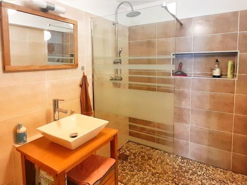 Ванная комната в Studio calme pour deux personnes, accès PMR, proche golf et plages - FR-1-786-44