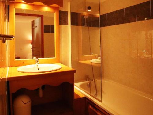 Appartement skis aux pieds, piscine & sauna, 6 pers - FR-1-322-678