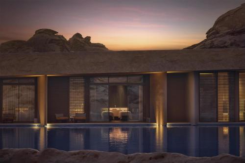 Kolam renang di atau dekat dengan Desert Rock Resort