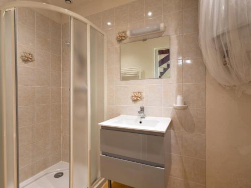 a bathroom with a sink and a shower at Chambres d'Hôte Air Marin in Lannion