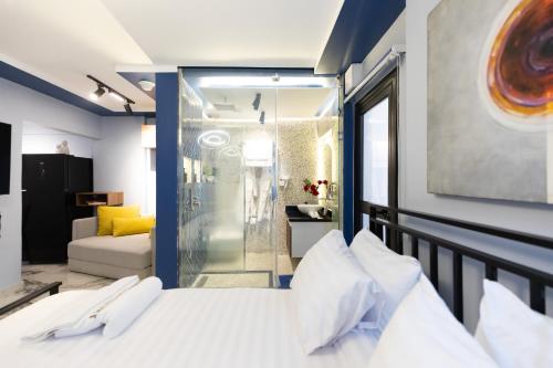 Un dormitorio con una cama y una ducha de cristal. en Luxury 1BD Studio wz Jacuzzi 5min to Airport, Massager, en El Cairo