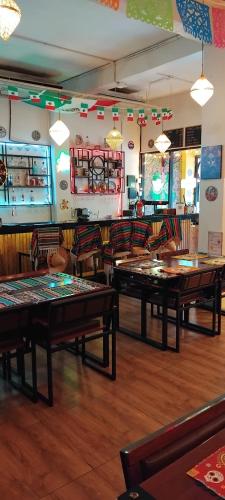 un ristorante con tavoli e sedie in una stanza di W District hostel a Bangkok