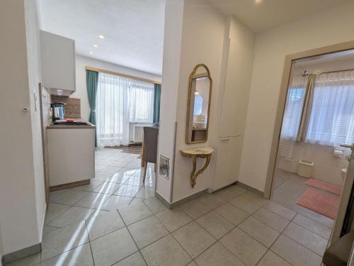 Zimmer mit einem Flur mit einem Spiegel und einem Waschbecken in der Unterkunft Landhaus Petri Heil in Seefeld in Tirol