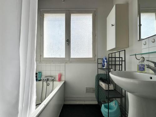 une salle de bain blanche avec un lavabo et une fenêtre dans l'établissement Villa à La Palmyre pour 7 pers, animaux admis, parking, clim, WiFi - FR-1-705-102, aux Mathes