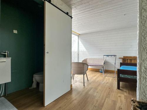 une porte ouverte menant à une chambre dans l'établissement Villa à La Palmyre pour 7 pers, animaux admis, parking, clim, WiFi - FR-1-705-102, aux Mathes