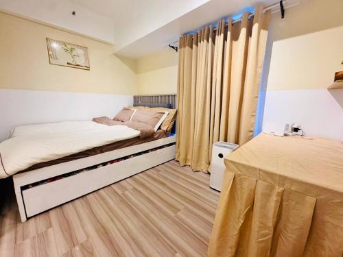Ένα ή περισσότερα κρεβάτια σε δωμάτιο στο Cozy Vibes Retreat in Makati