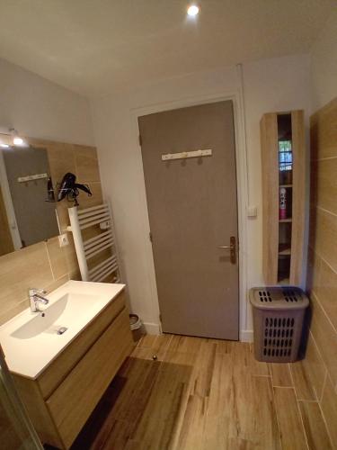 La salle de bains est pourvue d'un lavabo et d'une porte menant à une chambre. dans l'établissement Sunset Cagnes, à Cagnes-sur-Mer