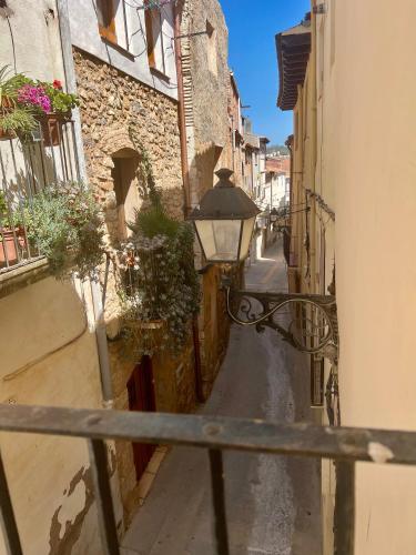 an alley with a street light on the side of a building at Tranquilo apto ideal paraTurismo Rural y Relax in Gandesa