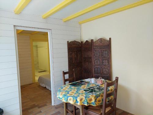 une salle à manger avec une table et un lit dans l'établissement sable gris maison d'architecte, à Andernos-les-Bains