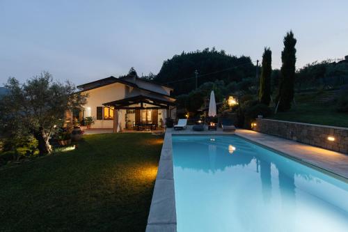 a swimming pool in a yard with a house at VILLA COSTANZA 6, Emma Villas in Fivizzano