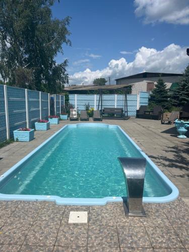a swimming pool with a chair next to the water at Parusa Maklaia in Baturyn