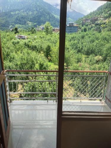 una vista desde el balcón de una casa en Hotel oscar, en Manali
