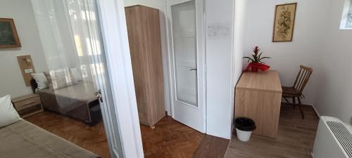 a living room with a desk and a table in a room at Petrovaradinski Dvor in Petrovaradin