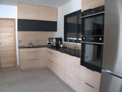 Cuisine ou kitchenette dans l'établissement Maison avec Jacuzzi proche du lac