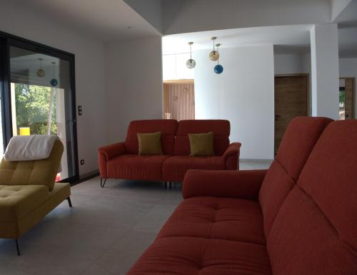 Coin salon dans l'établissement Maison avec Jacuzzi proche du lac