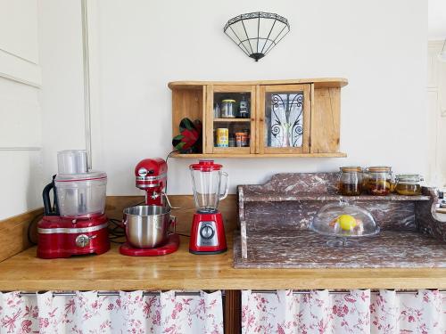 a kitchen counter with two blenders on a table at Le Gîte de Little Castle campagne à 1 h de Paris in Trie-Château