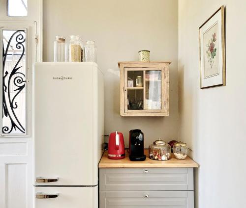 a kitchen with a white refrigerator and a counter at Le Gîte de Little Castle campagne à 1 h de Paris in Trie-Château