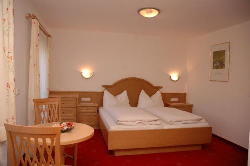 Postel nebo postele na pokoji v ubytování Hotel-Garni Almhof