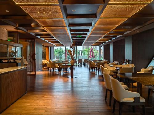 Restaurace v ubytování The Purple Horse Hotel 北京紫龙花园酒店 - Beijing Sky Garden Boutique Hotel & Rooftop Infinity Mini Pool - Near Forbidden City, Wangfujing, Tiananmen, Lama Temple - Personalised Tours