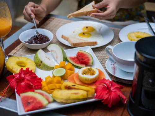 um prato de comida com fruta sobre uma mesa em Kadju House em Tangalle