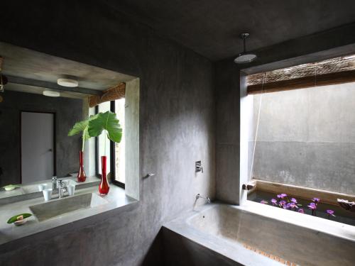 Bilik mandi di Kadju House