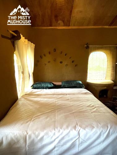 Una cama o camas en una habitación de The Misty Mudhouse