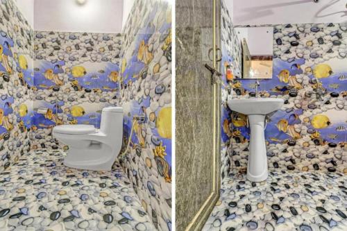 a bathroom with a toilet and a sink at RROOMS Hotel Orphic Inn in Lucknow