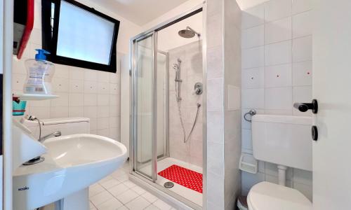 Et badeværelse på Bilocale con piscina condominiale