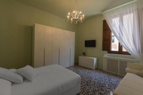 Ένα ή περισσότερα κρεβάτια σε δωμάτιο στο Alighieri Theatre Charming Suite