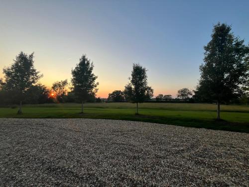 アパートメントまたは周辺から見られる日の出または日の入りの景色