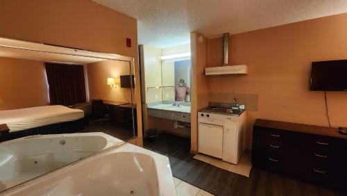 Postel nebo postele na pokoji v ubytování Capital O Fairway Inn - Baytown La Porte TX