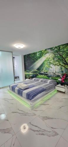 a bed in a room with a painting on the wall at Paradise Home in Valencia