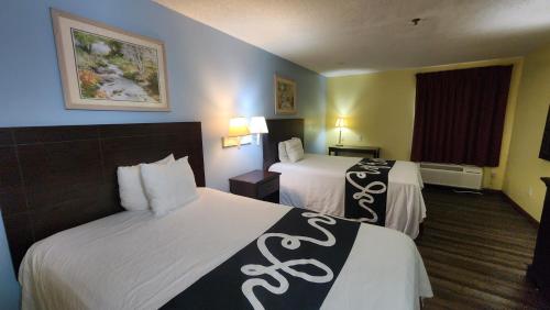 Postel nebo postele na pokoji v ubytování Capital O Fairway Inn - Baytown La Porte TX