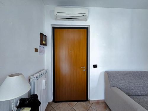 a brown door in a room with a bed at Malpensa Retreat in Ferno