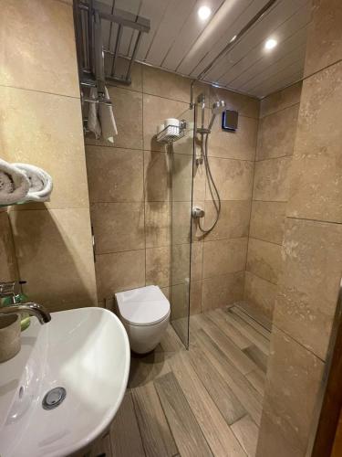 a bathroom with a shower and a toilet and a sink at Retro Waves Retreat – A Stylish and Vibrant Getaway in Central Brighton in Brighton & Hove