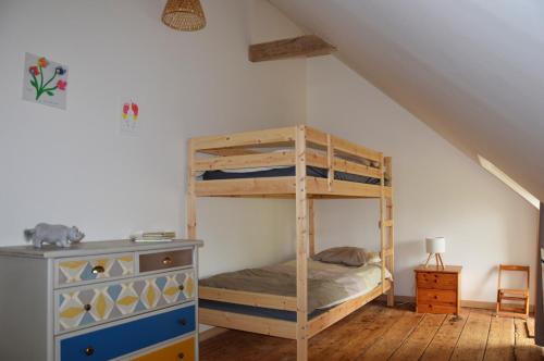 - une chambre avec des lits superposés et une commode dans l'établissement Maison de charme, jardin, 5km plage, côte d'Emeraude, à Plévenon