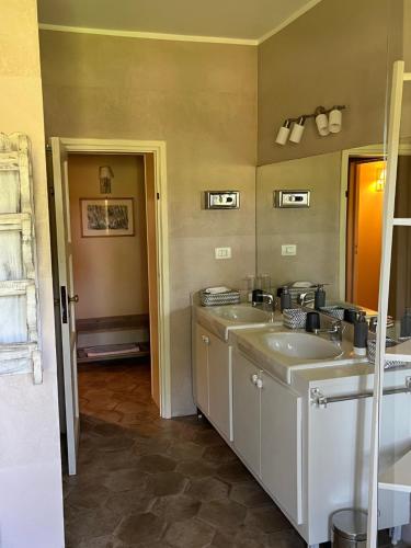 um banheiro com duas pias e um espelho em Country House Pais - Relax in jacuzzi tra i vigneti em Quargnento