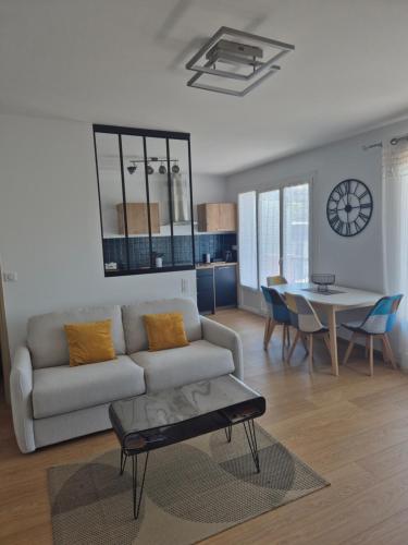 un salon avec un canapé et une table dans l'établissement T2 Centre ville, Soulages, Amphithéâtre - WIFI clim balcon parking, à Rodez