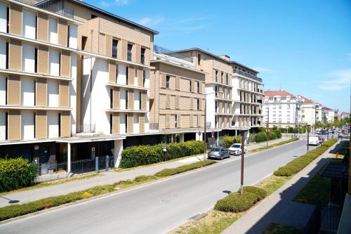a city street with buildings and cars parked on the street at Studio proche de Disneyland Paris in Bussy-Saint-Georges
