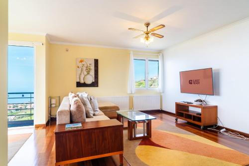 Χώρος καθιστικού στο GuestReady - Yellow house in the mountain