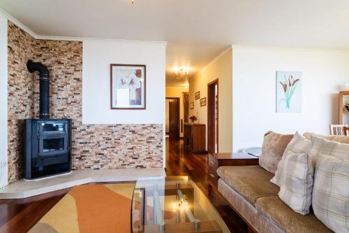 Χώρος καθιστικού στο GuestReady - Yellow house in the mountain