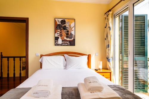 Ένα ή περισσότερα κρεβάτια σε δωμάτιο στο GuestReady - Yellow house in the mountain