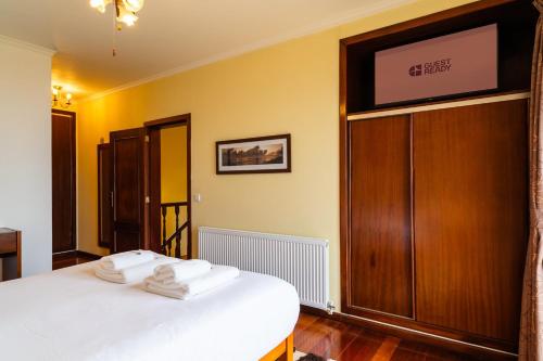 Ένα ή περισσότερα κρεβάτια σε δωμάτιο στο GuestReady - Yellow house in the mountain