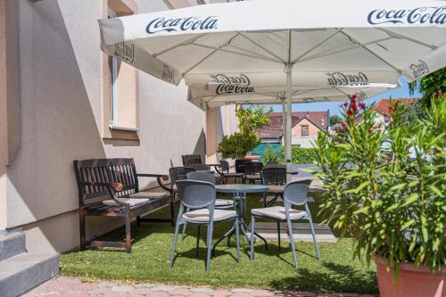 OÁZIS Hotel***にあるレストランまたは飲食店