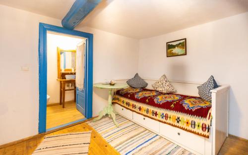 a bedroom with a bed and a table in a room at La Lipoveni in Jurilovca